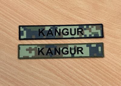 Kaitseväe nimesilt Digilaik, musta rohelise äärega, prinditud kangas